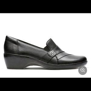 Never worn Sz 6 Clarks May Marigold black slip on